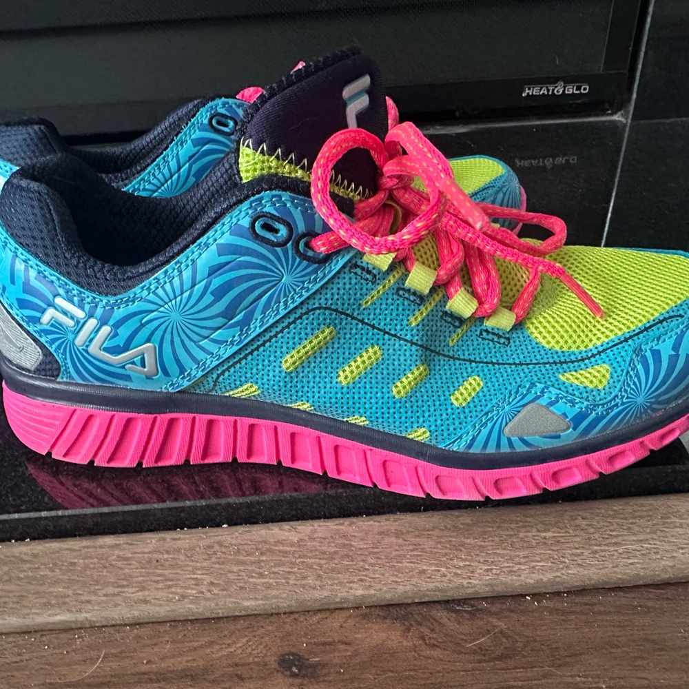 Fila Vibrant Knit Athletic Shoes Size 9